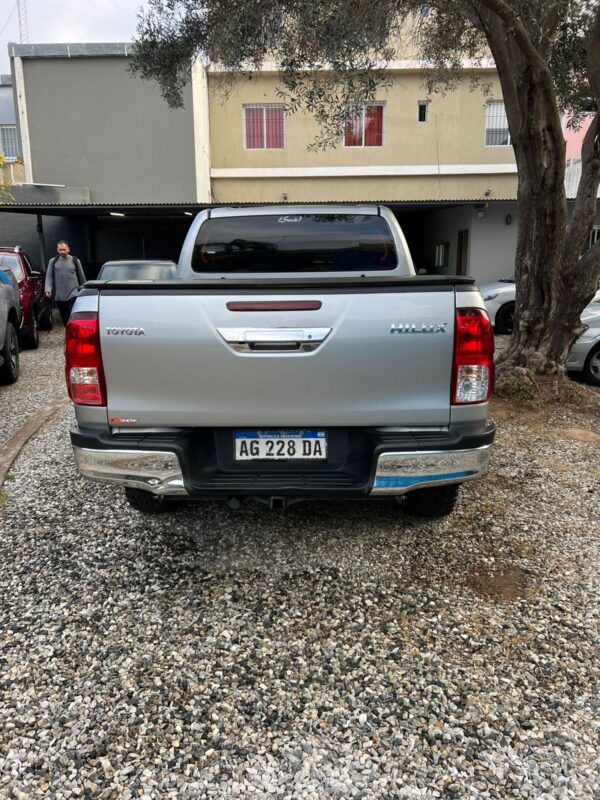 Toyota Hilux 2.4 SR Automática - Image 8