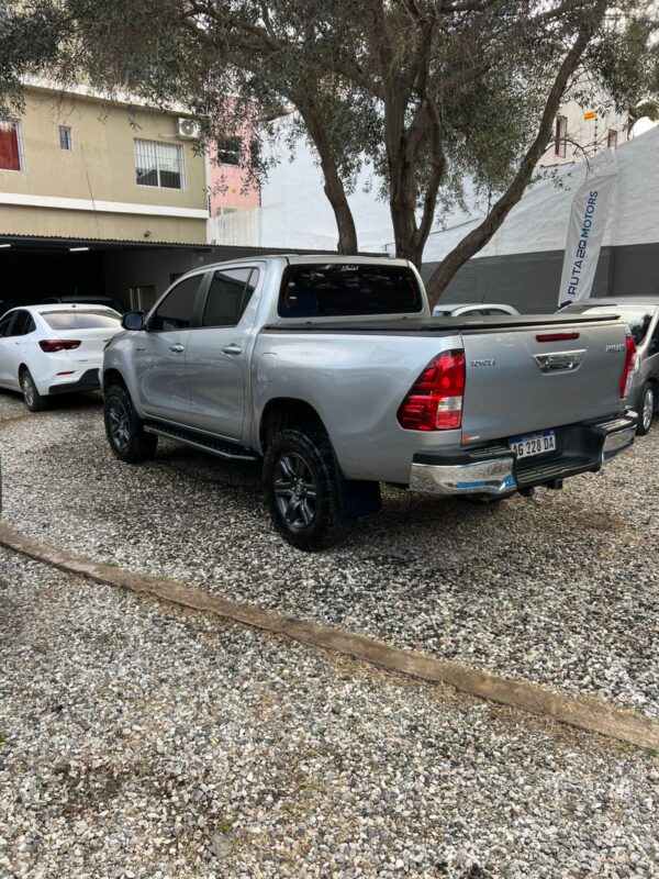 Toyota Hilux 2.4 SR Automática - Image 6
