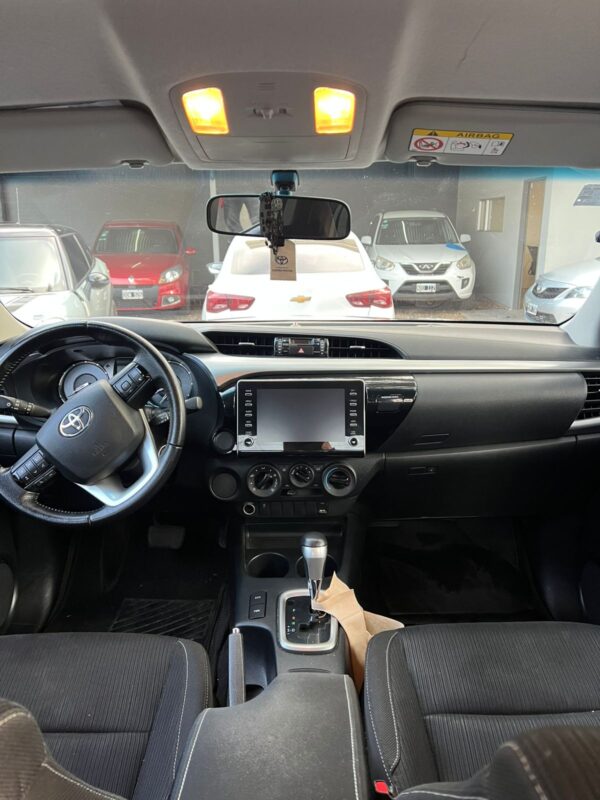 Toyota Hilux 2.4 SR Automática - Image 5