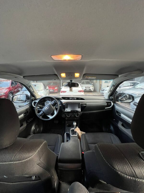 Toyota Hilux 2.4 SR Automática - Image 4