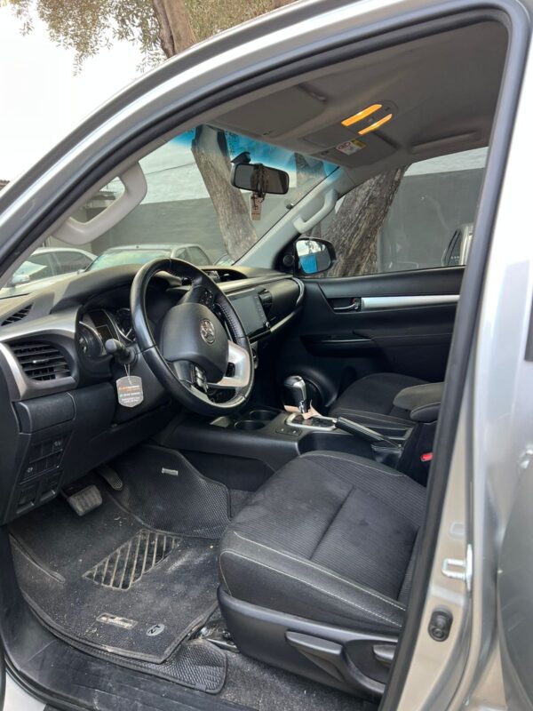 Toyota Hilux 2.4 SR Automática - Image 3